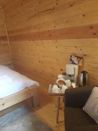 Кемпинги Camping Hakunamatata Gurbediu Двухместный номер с 2 отдельными кроватями и душем-7